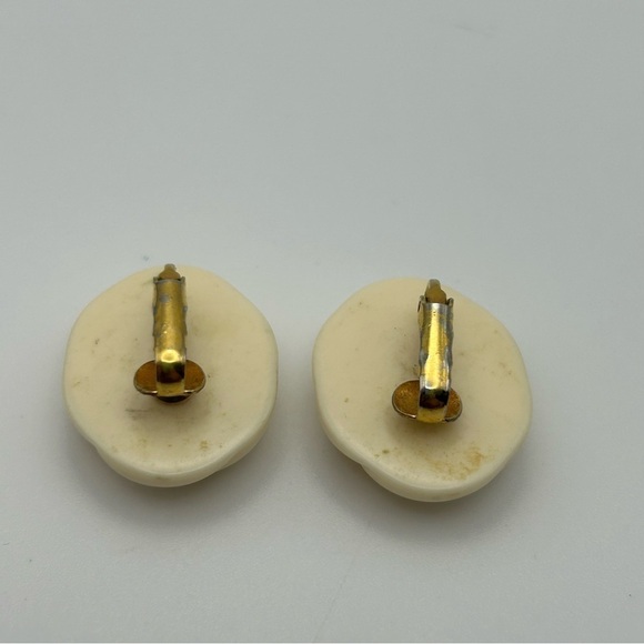 Vintage Oval Cream Ivory White Textured Swirl Wavy Knot Clip On Earrings - Picture 6 of 6